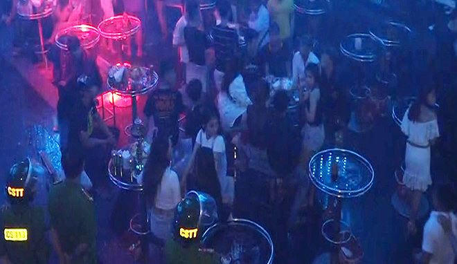 Công an phát hiện gần 100 dân chơi sử dụng ma túy tại cơ sở Karaoke Gossip