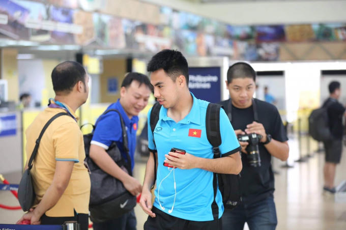 Các tuyển thủ của đội bóng đá Quốc gia Việt Nam tại sân bay Bacolod.