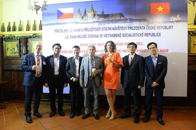 Các vị khách đến từ Cộng hòa Séc chụp hình lưu niệm cùng các cựu sinh viên Việt Nam du học tại Séc.
