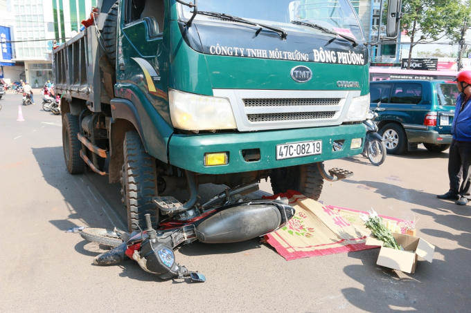 Bị kéo lê 10 mét người đàn ông tử vong tại chỗ