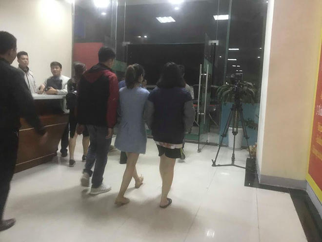 Ba người liên quan trong ngôi nhà ở tầng 31 được công an đưa đi khỏi khu chung cư.