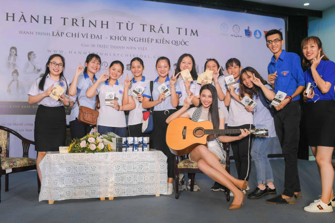 Chia sẻ về khả năng đàn hát, Thùy Tiên cho biết: “Tiên không giỏi hai môn năng khiếu này đâu. Tiên rất thích ca hát nên cũng học thanh nhạc để có thể tham gia các câu lạc bộ hoặc thể hiện tài năng ở các cuộc thi, hay đơn giản là đóng góp cho các phong trào thêm sôi nổi với người thân, bạn bè, thầy cô. Riêng guitar là Tiên tự học từ năm lớp 10. Những lần tham gia các câu lạc bộ, thấy các anh chị ôm đàn thể hiện những ca khúc đi cùng năm tháng, Tiên thích quá nên nhờ các anh chị chỉ bảo rồi biết chơi khi nào không hay”.