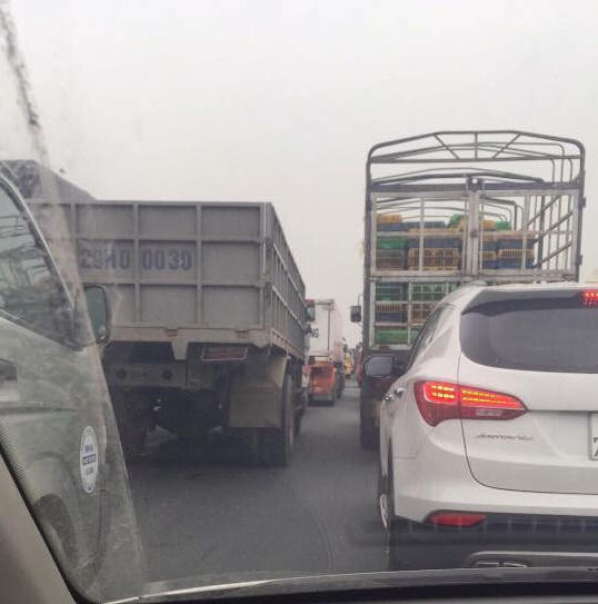 Giao thông tại khu vực bị ùn ứ sau vụ tai nạn.