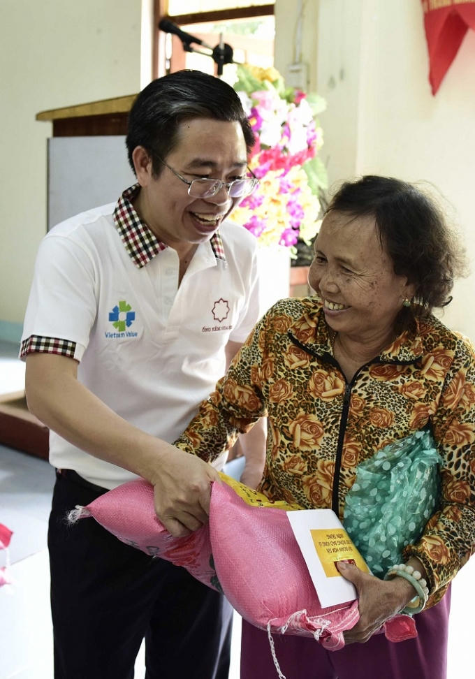 Ông Hồ Thanh Hiếu - PTGĐ Tập đoàn Hoa Sen đang trao quà cho người dân của xã Ân Đức, huyện Hoài Ân, Bình Định tại đợt lũ tháng 11 vừa qua.