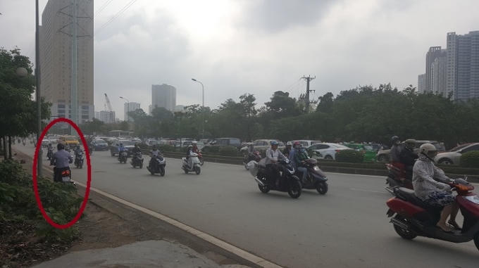 Nhiều phương tiện tham gia giao thông chọn cách đi ngược chiều để thoát cảnh tắc đường.