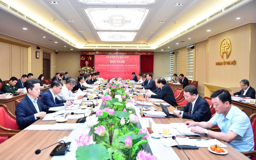Bí thư Thành ủy Hà Nội Nguyễn Duy Ngọc và Thường trực Thành ủy chủ trì cuộc họp.