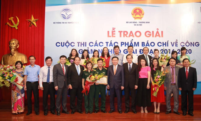 Phó Thủ tướng Vương Đình Huệ và các tác giả đoạt giải. Ảnh: VGP/Thành Chung
