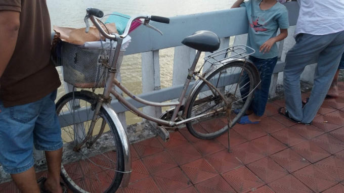 Chiếc xe đạp nghi là của nạn nhân để lại trên cầu rồi nhảy sông tử vẫn