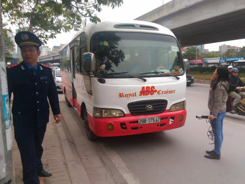 Xe khách chạy sai lịch trình bị thanh tra giao thông quận Nam Từ Liêm xử lý. Ảnh Quang Minh