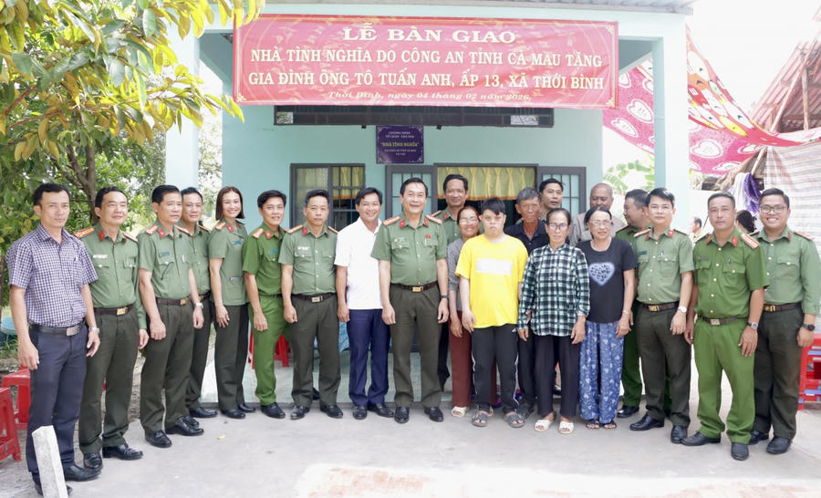 Đại tá Hồ Việt Triều chụp ảnh lưu niệm cùng chính quyền địa phương và gia đình ông Tô Tuấn Anh.