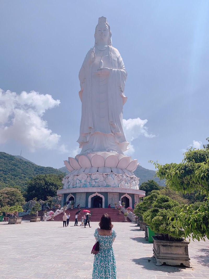 Chiêm bái tượng Phật Quan Thế Âm cao nhất Việt Nam trong khuôn viên chùa Linh Ứng - Bãi Bụt.