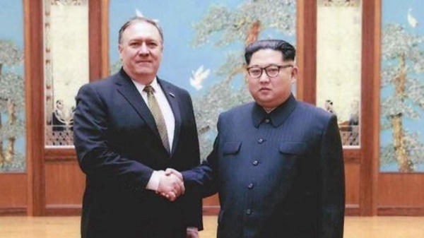 Ngoại trưởng Mike Pompeo và Nhà lãnh đạo Kim Jong-un trong cuộc gặp hồi tháng trước ở Bình Nhưỡng. (Ảnh: Reuters.)