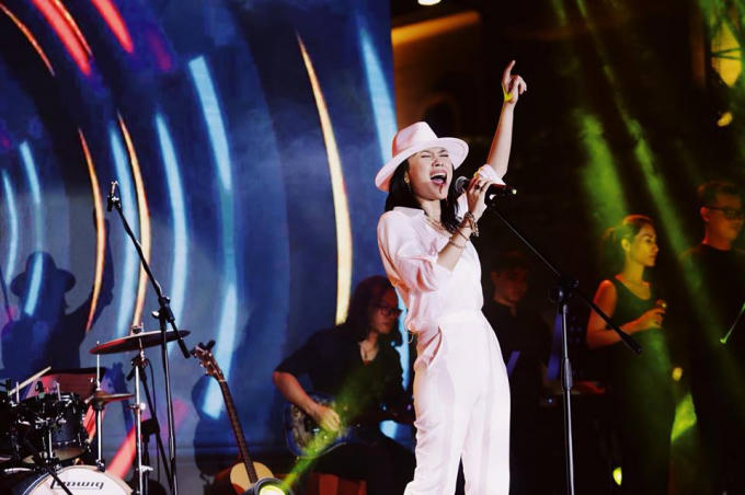 Mỹ Tâm còn trình diễn live ca khúc mới trong CD là "Muộn màng là từ lúc" - một sáng tác của nhạc sĩ Đức Trí. Ảnh: Fanpage My Tam.