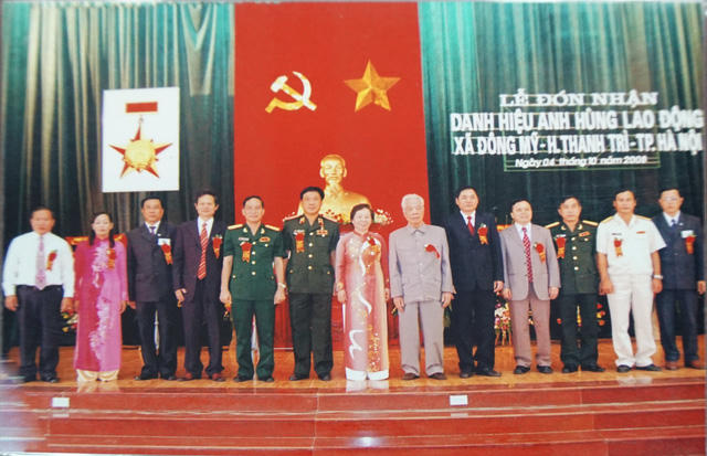 Nguyên Tổng Bí thư Đỗ Mười dự Lễ đón nhận Danh hiệu Anh hùng lao động của xã Đông Mỹ vào năm 2008.