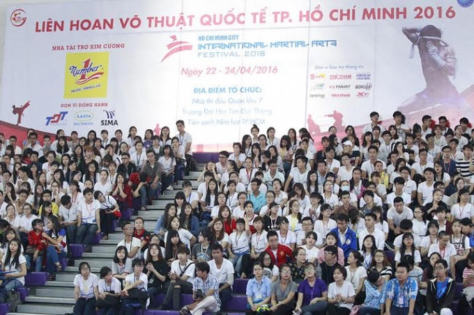 Hàng ngàn cổ động viên là sinh viên trường đại học Tôn Đức Thắng và các trường đại học khác háo hức xem các màn biểu diễn võ thuật.