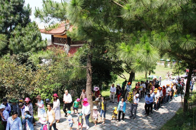 Xếp thành hai hàng dài chờ đến lượt mình vào viếng mộ.