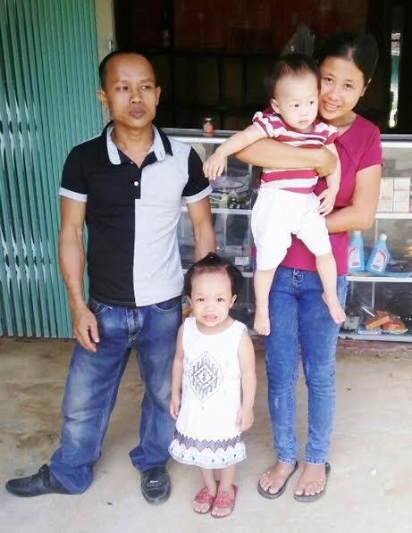 Anh Nguyễn Xuân Thủy với đôi chân đầy nghị lực bên gia đình nhỏ của mình.