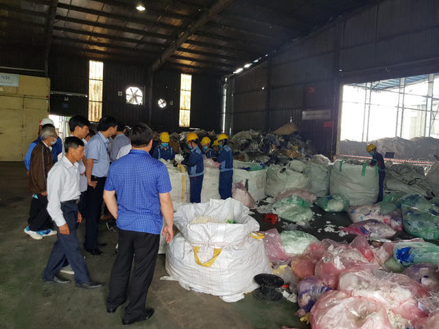 Đoàn công tác ghi nhận thực tế hoạt động của công ty Thuận Thành EJS.