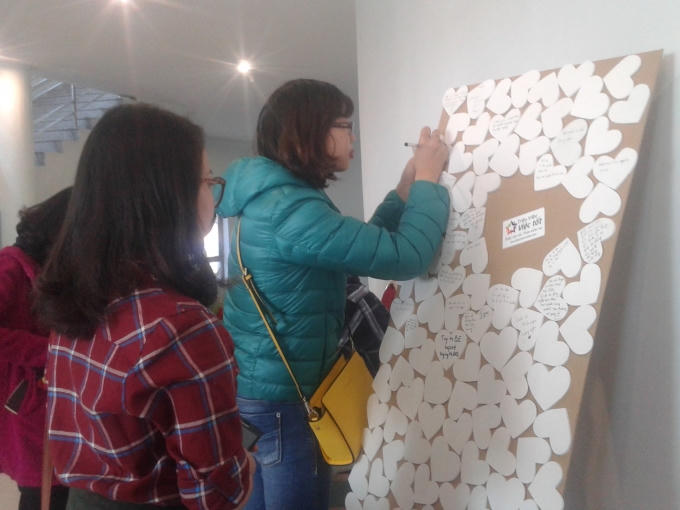 Những tờ giấy h&igrave;nh tr&aacute;i tim để ghi những mong ước của mọi người.