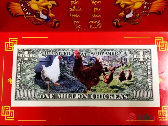 Tờ tiền này được bán với giá 25 ngàn đồng. Mặt sau in hình đàn gà rất sinh động và đẹp mắt.
