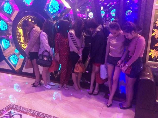 Trong các đối tượng bị bắt quả tang, có 7 "kiều nữ" trẻ tham gia.