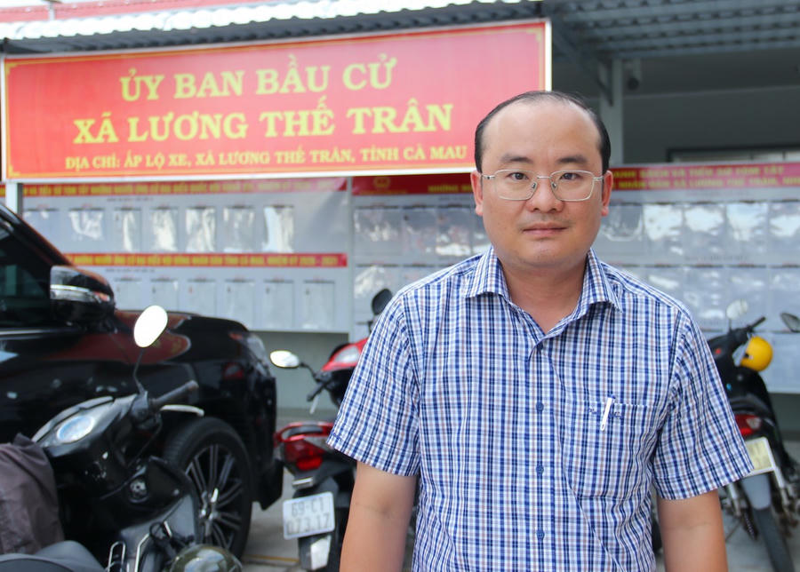 Ông Lê Quốc Duy – Chủ tịch UBND xã Lương Thế Trân, thông tin về tình hình kinh tế - xã hội của địa phương tại Hội nghị tiếp xúc cử tri.