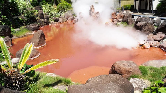 Onsen có nước màu đỏ do chứa nhiều sắt tại Beppu. Ảnh: Enjoyonsen