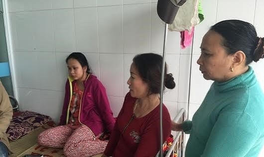 Chị T. cho rằng, các bác sĩ chủ quan, thiếu trách nhiệm khiến tính mạng con chị khó bảo toàn.