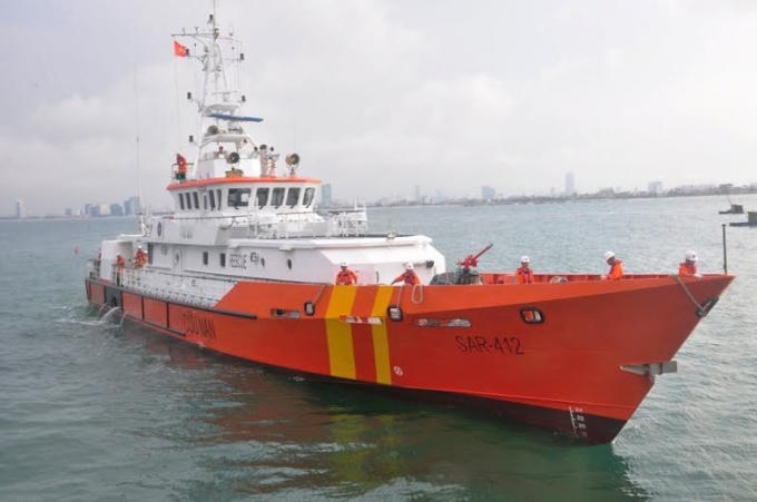 Tàu cứu hộ đưa 34 ngư dân vào bờ.