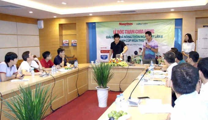 Đội bóng báo Pháp luật Việt Nam tiến hành bốc thăm phân bảng.