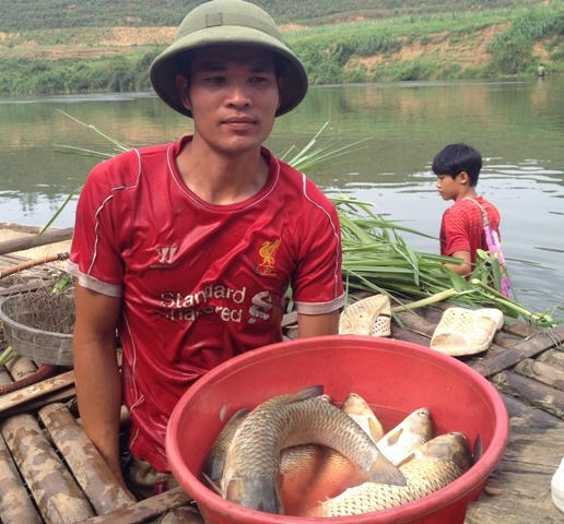 Anh Tuấn, chủ lồng cá đau xót vì tất cả cá trong lồng đều chết khi nguồn nước đổi màu xanh đục, có mùi hôi. (Ảnh: Minh Chuyên)