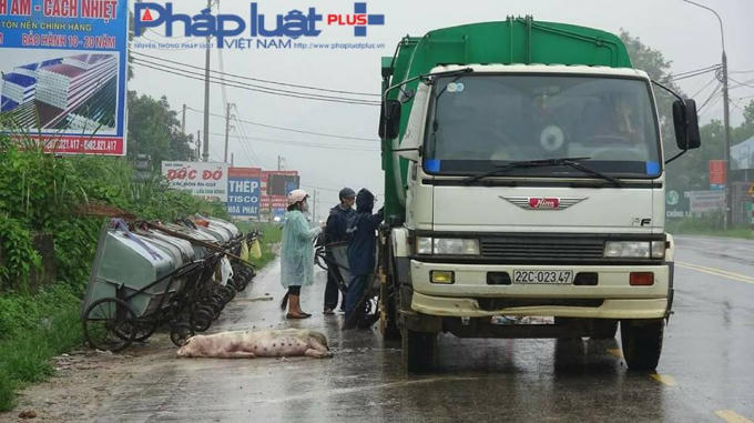 Công nhân dịch vụ môi trường đang tiến hành gắp rác. (Ảnh: Tiến Vũ)