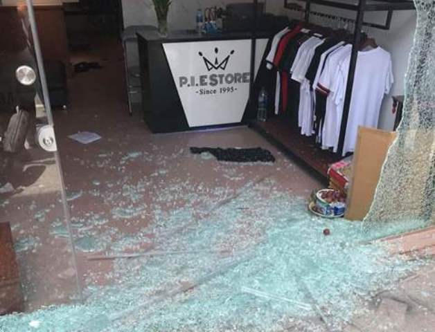 Sau tiếng nổ lớn, cửa kính cường lực của tiệm quần áo vỡ tan, một nữ nhân viên bị thương nhẹ
