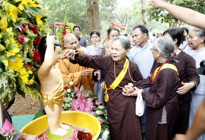 ...và đồng bào Phật tử thực hiện nghi thức tắm Phật.