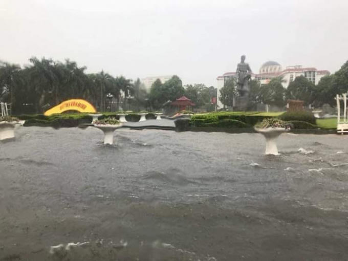 Nước ngập hơn nửa mét tại ngã tư trước tượng đài Lê Lợi.