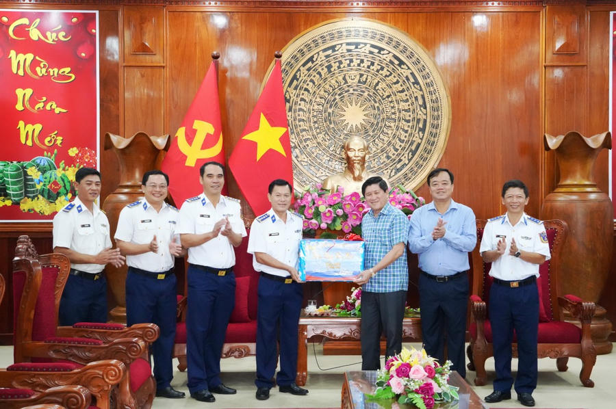 Đại tá Nguyễn Thái Dương – Phó Chính ủy Bộ Tư lệnh Vùng Cảnh sát biển 4 cùng đoàn công tác tặng quà chúc Tết UBND tỉnh Cà Mau.