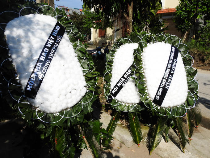 Những vòng hoa trắng thể hiện sự tiếc thương dành cho người phòng viên sinh năm 1988.