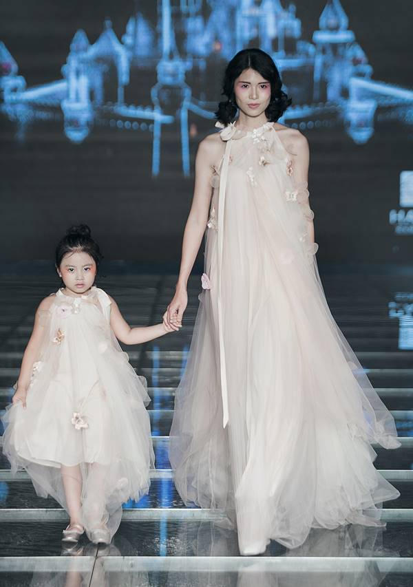 Tuần lễ thời trang trẻ em VN 2017: Tim – Trương Quỳnh Anh dắt tay bé Sushi và bé Bông trình diễn mở màn
