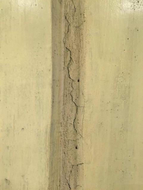 Vết nứt xuất hiện ở nhiều vị trí.