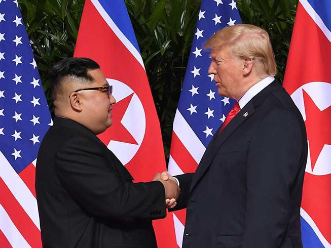 Cú bắt tay lịch sử giữa nhà lãnh đạo Triều Tiên Kim Jong-un (trái) và Tổng thống Mỹ Donald Trump.Ảnh: AP