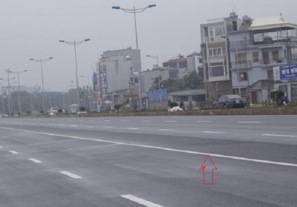 Lái xe đè vạch liền bị phạt đến 200.000 đồng. Ảnh: Như Trường. 