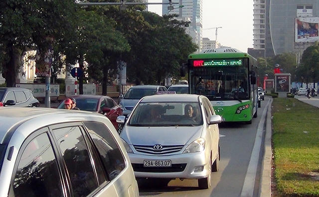 Xe bu&yacute;t nhanh lăn b&aacute;nh giờ cao điểm, đường phố &ugrave;n tắc nghi&ecirc;m trọng