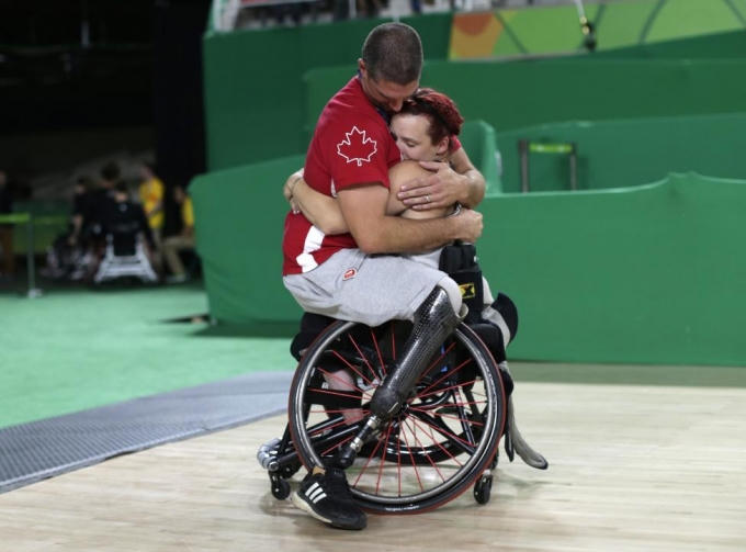 Cầu thủ bóng rổ xe lăn đến từ Canada, Adam Lancia hạnh phúc ôm chầm lấy vợ sau trận đấu. (Ảnh: Reuters)