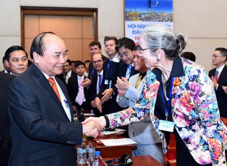 Các nhà đầu tư hồ hởi bắt tay Thủ tướng.