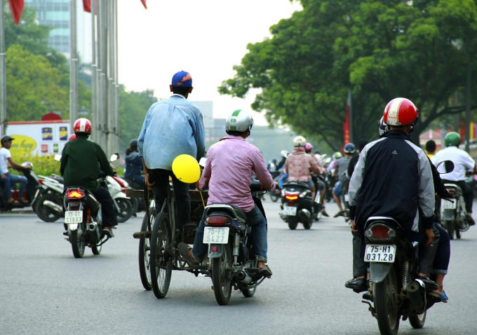 Không chỉ chở hàng cồng kềnh, việc kéo, đẩy xe khác trên đường cũng gây mất an toàn giao thông.