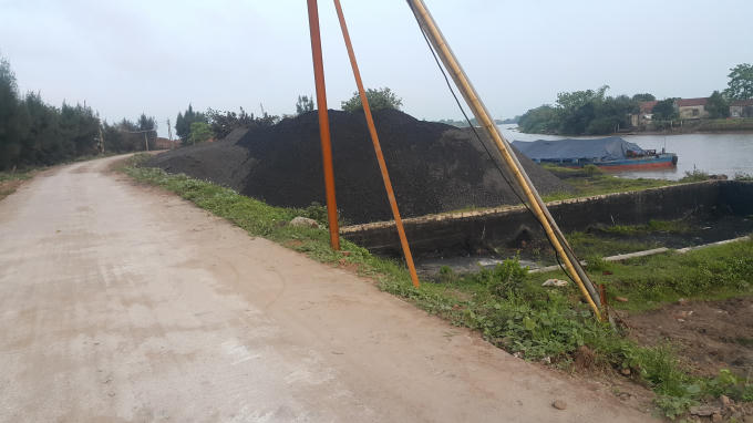 Bãi than trái phép khổng lồ chiếm trọn cả phía ngoài đê của nhà máy gạch Kim Chính