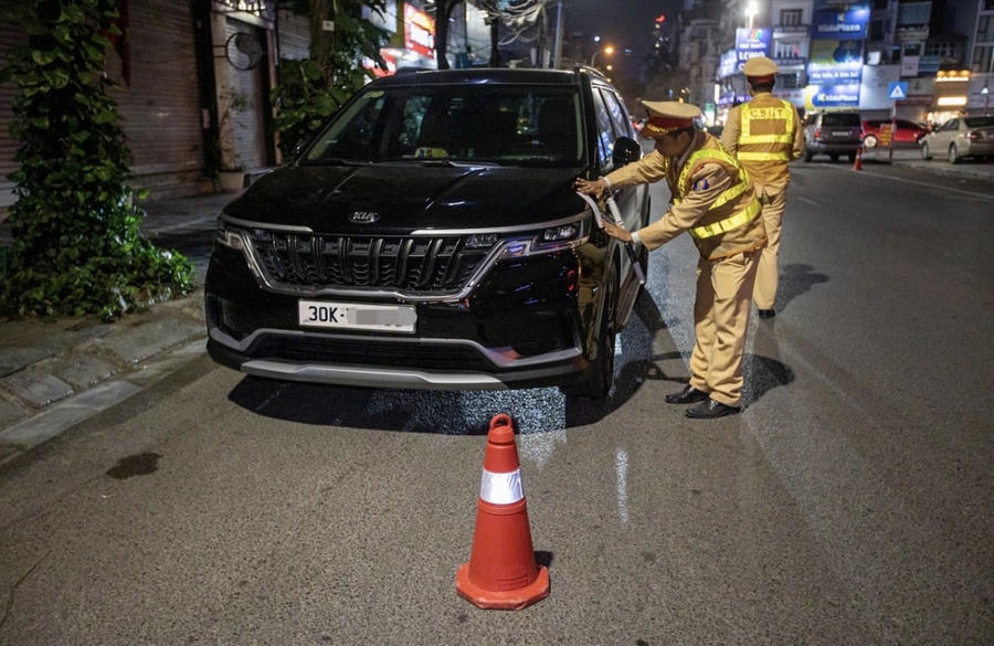 Chiếc ô tô của nam tài xế người Hàn Quốc bị CSGT niêm phong.