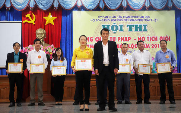 Ban tổ chức trao giải cho các thi sinh tham gia hội thi.