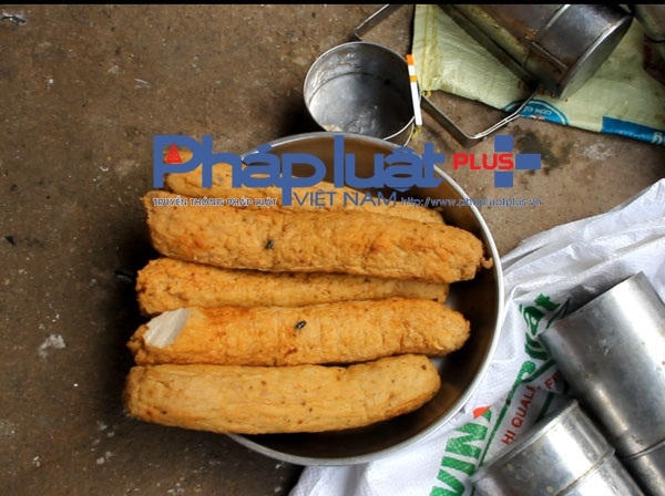 Cơ sở thu mua thịt ôi thiu từ bên ngoài, không có nguồn gốc xuất xứ.
