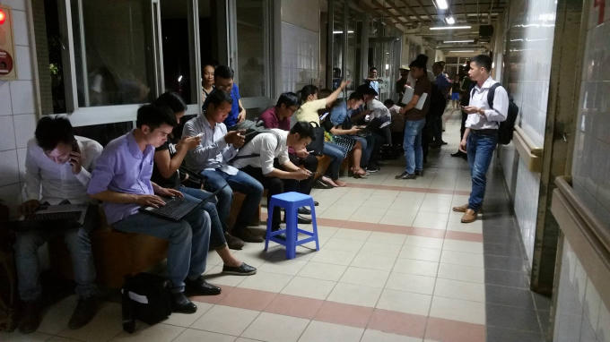 Đông đảo nhà báo, phóng viên của nhiều cơ quan báo chí có mặt tại hành lang bệnh viện để cập nhật diễn biến vụ việc.